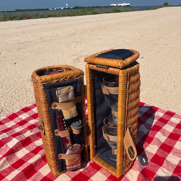 Vintage Insulated Wine Picnic Basket with Wine Journal and other Accessories - Picture 10 of 13